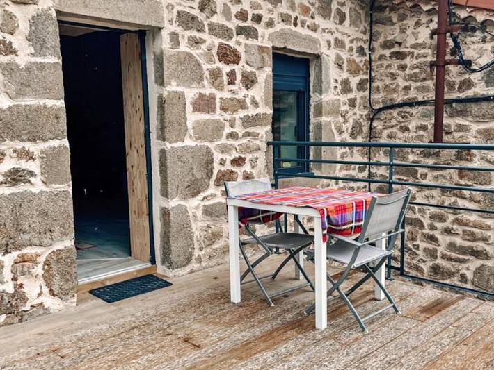 Gîte pour 2 personnes, avec Terrasse et Vue à Saint-Julien-Molin-Molette