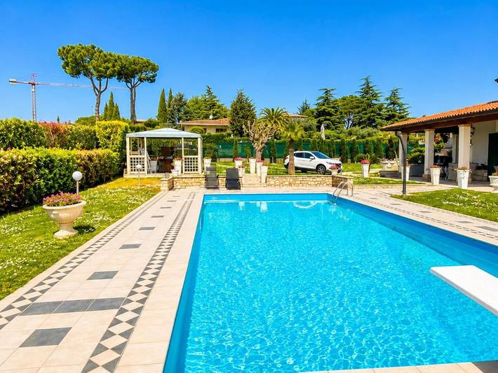 Villa per 13 persone, con Balcone e Terrazza nonché Giardino e Piscina a Moniga del Garda