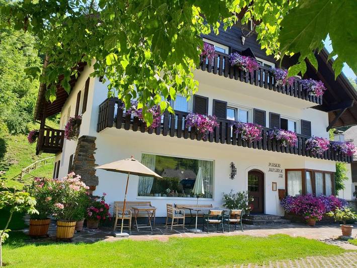 B&B für 2 Personen, mit Balkon und Terrasse sowie Garten und Ausblick in Grundlsee