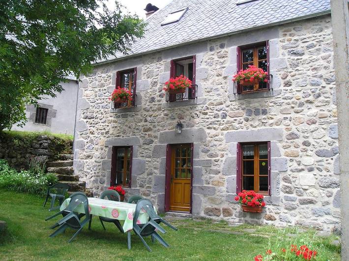 Gîte pour 6 personnes, avec Terrasse et Jardin à Chambon-sur-Lac