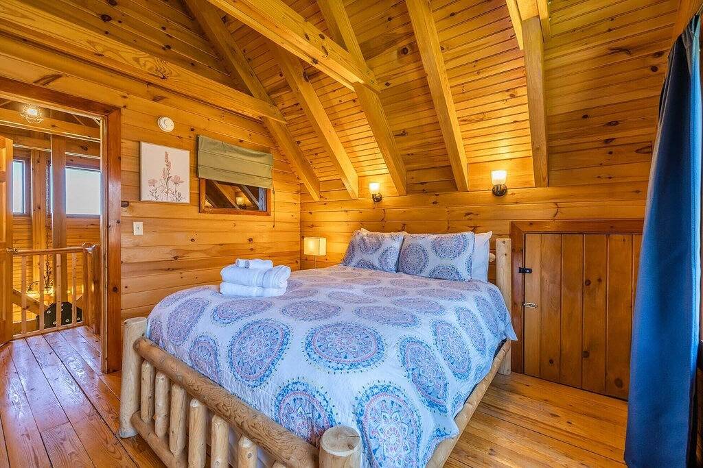 Private Seneca Lake View Cabin, Walkable, Wineries, Fire Pit, Near Geneva! in Seneca Lake