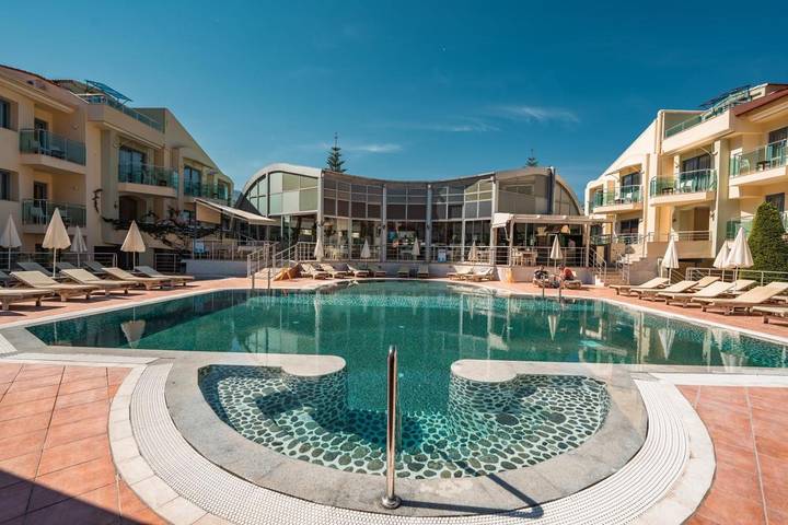 Bungalow para 3 personas, con piscina además de jardín y vistas en Fethiye