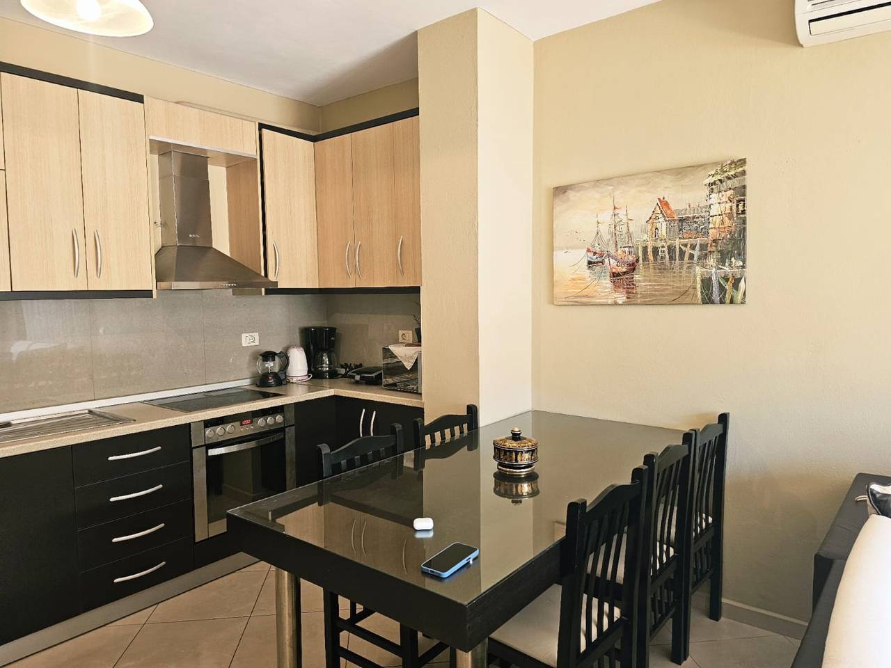 Ganze Ferienwohnung, Ferienwohnung für 5 Personen mit Balkon in Sarandë, Vlorë