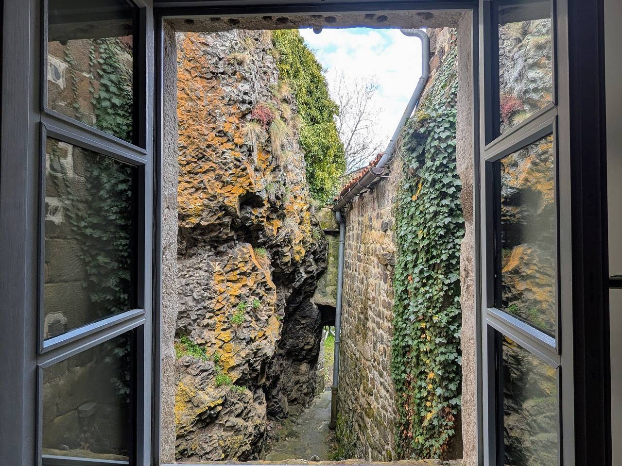 Cottage for 4 with courtyard, Loire view in Arlempdes, Haute-Loire
