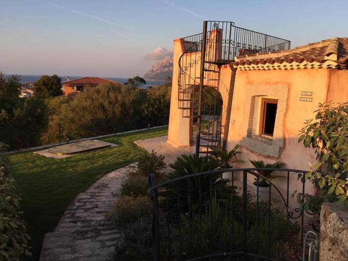 Villa per 6 persone, con terrazza e piscina nonché panorama a Porto San Paolo