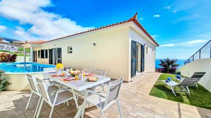 Location de vacances pour 7 personnes, avec jardin ainsi que vue sur l’océan et piscine dans Estreito da Calheta