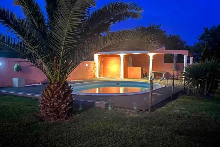 Chalet para 14 personas, con terraza además de piscina y jardín - 1