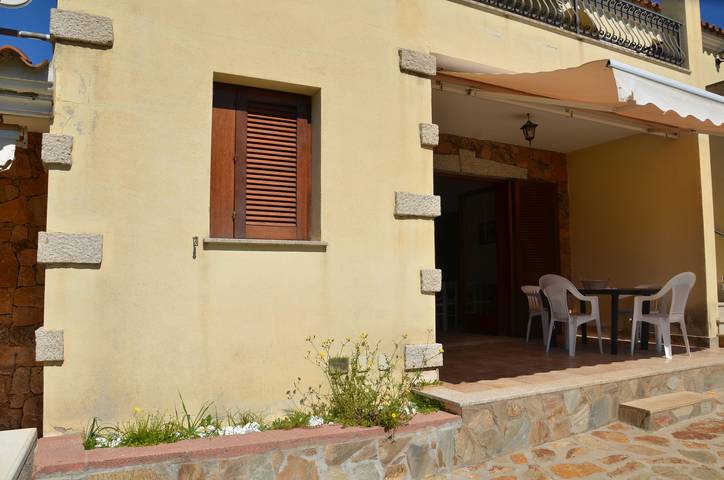 Gîte pour 6 personnes, avec terrasse à Tanaunella