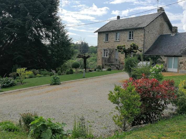 Location de vacances pour 8 personnes, avec Terrasse et Jardin à La Roche-Canillac
