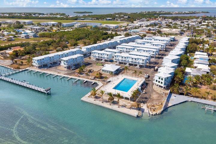 Vacation rental for 4 people, with pool and balcony in Marathon