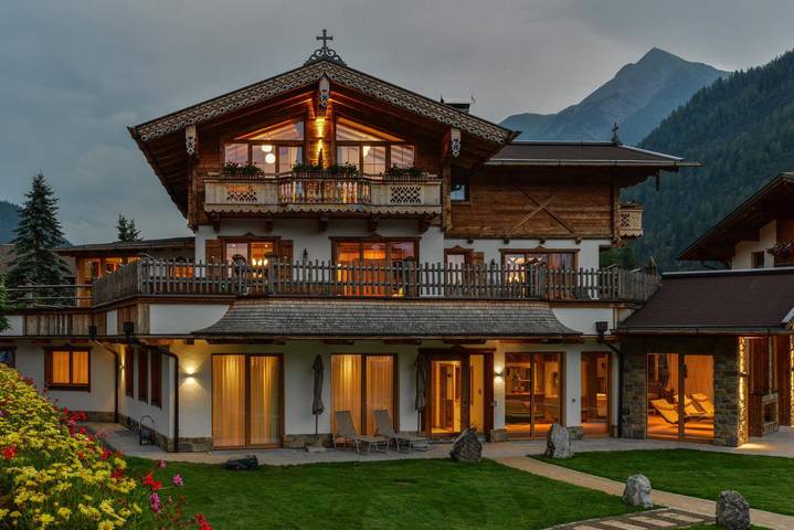 Ferienhaus für 12 Personen, mit Balkon und Whirlpool sowie Terrasse und Garten im Lechtal