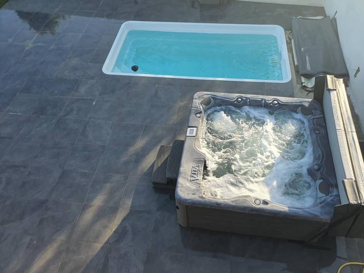 Location de vacances pour 8 personnes, avec jacuzzi et jardin, adapté aux familles à Brandérion