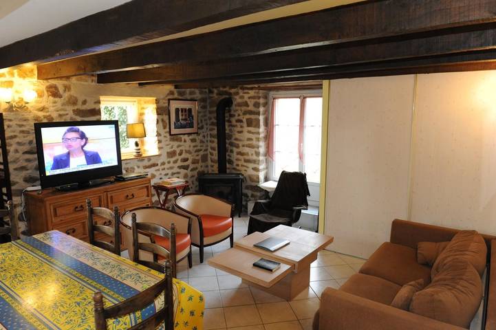 Gîte pour 4 personnes, avec piscine ainsi que jardin et terrasse