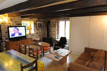Gîte pour 4 personnes, avec jardin ainsi que piscine et terrasse à Merlevenez