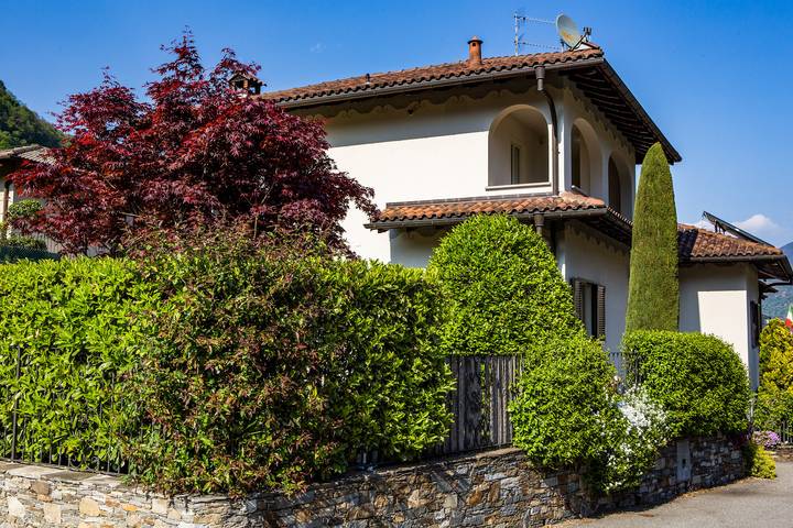 Ferienwohnung für 4 Personen, mit Balkon und Terrasse sowie Garten und Ausblick in Cannobio