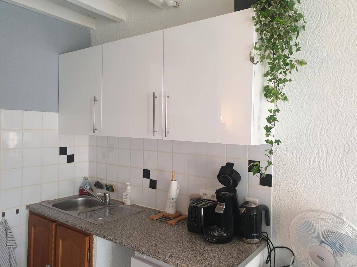 Appartement entier, Studio tout confort centre ville - Balcon, Clim, Tv, Wifi in Mazan, Parc naturel régional du Mont-Ventoux