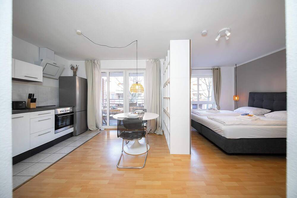 Entire apartment, Favorite Stays: Studiom w/ Balcony | Kitchen | Trade Fair in Neuss, Düsseldorf region