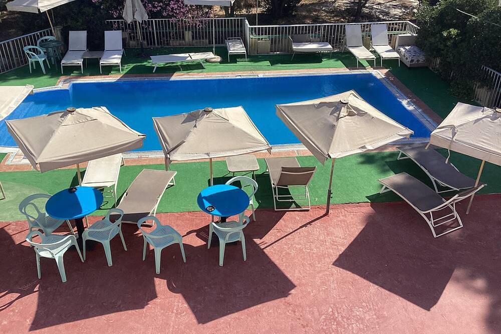 Twin/double bed & breakfast with Ac and Wifi pool/indoor heated pool . in Naxxar, Insel Malta