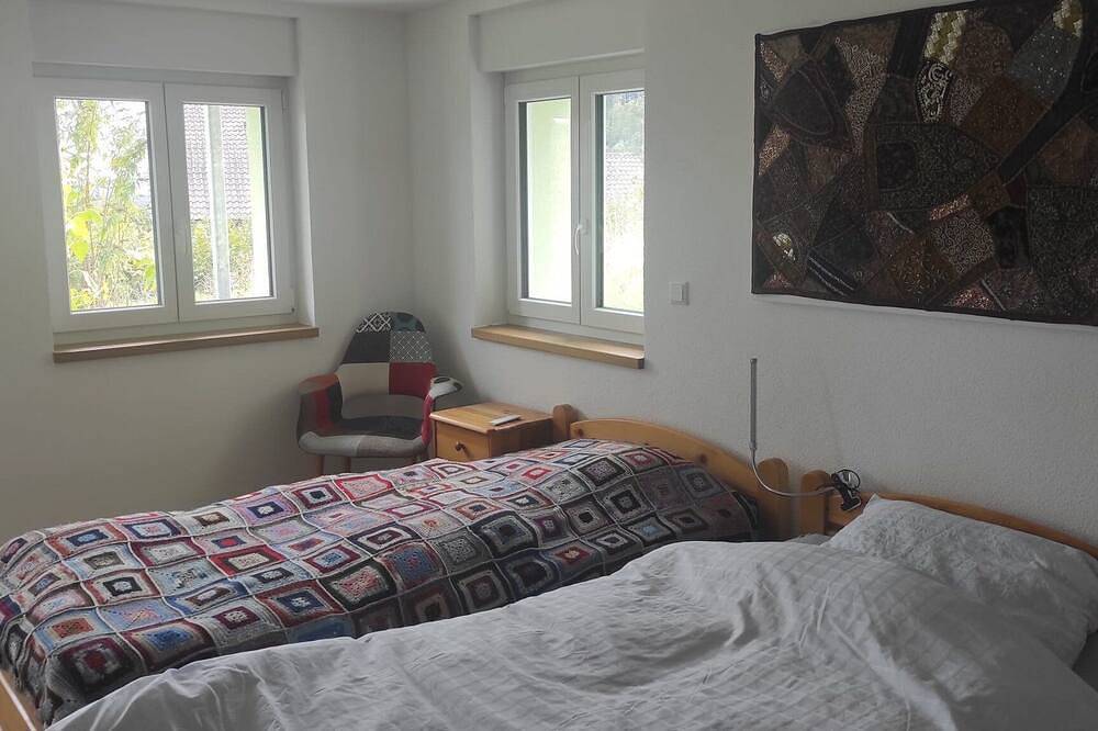 Ganze Wohnung, Gemütliche Ferienwohnung mit Carport und Wallbox für Sie und Ihr Haustier. in Weilheim, Südschwarzwald
