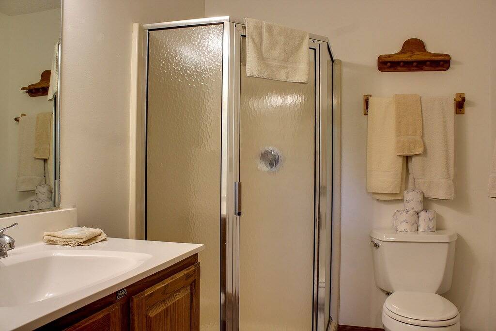 Arbor Dell Ein Block von den öffentlichen Bootsanlandungen von Lake Delton in Lake Delton, Sauk County