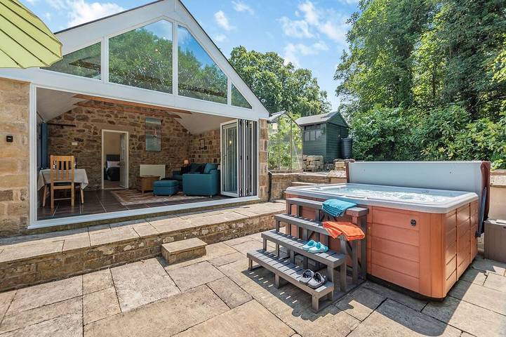 Cottage for 2 people, with hot tub and garden in Peak District