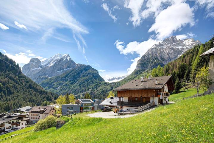 Apartamento inteiro, Apartamento 'Camilla - Primo Piano' com vista para a montanha e varanda in Alba (Canazei), Canazei