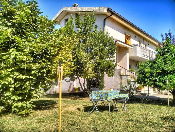 Appartamento per 8 persone, con panorama e giardino, adatto a famiglie con bambini a Penne
