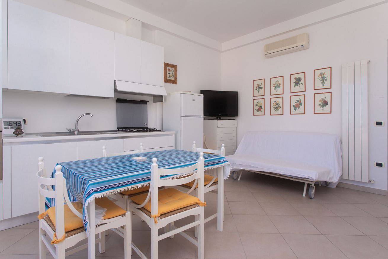 Entire apartment, N236 - Numana, two-room apartment with sea view in the heart of the town in Numana, Riviera del Conero