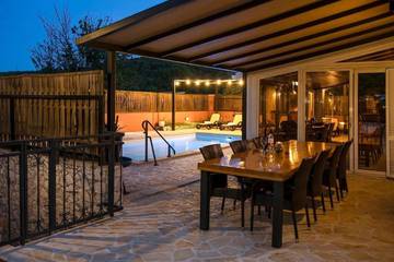 Ferienhaus für 12 Personen, mit Garten und Pool sowie Terrasse, mit Haustier in Sibenik