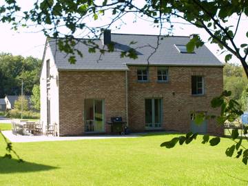 Location de vacances pour 9 personnes, avec vue et jardin dans Bomal