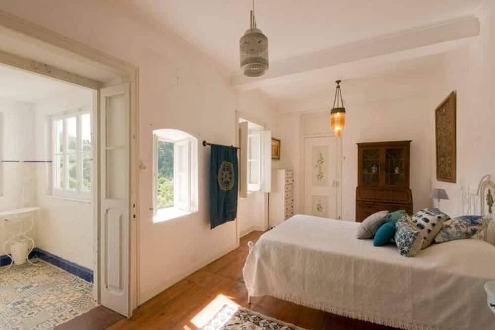 Romantic Challet in Old Town Sintra With Views. Pets are Welcome! in São Martinho (Sintra), Sintra