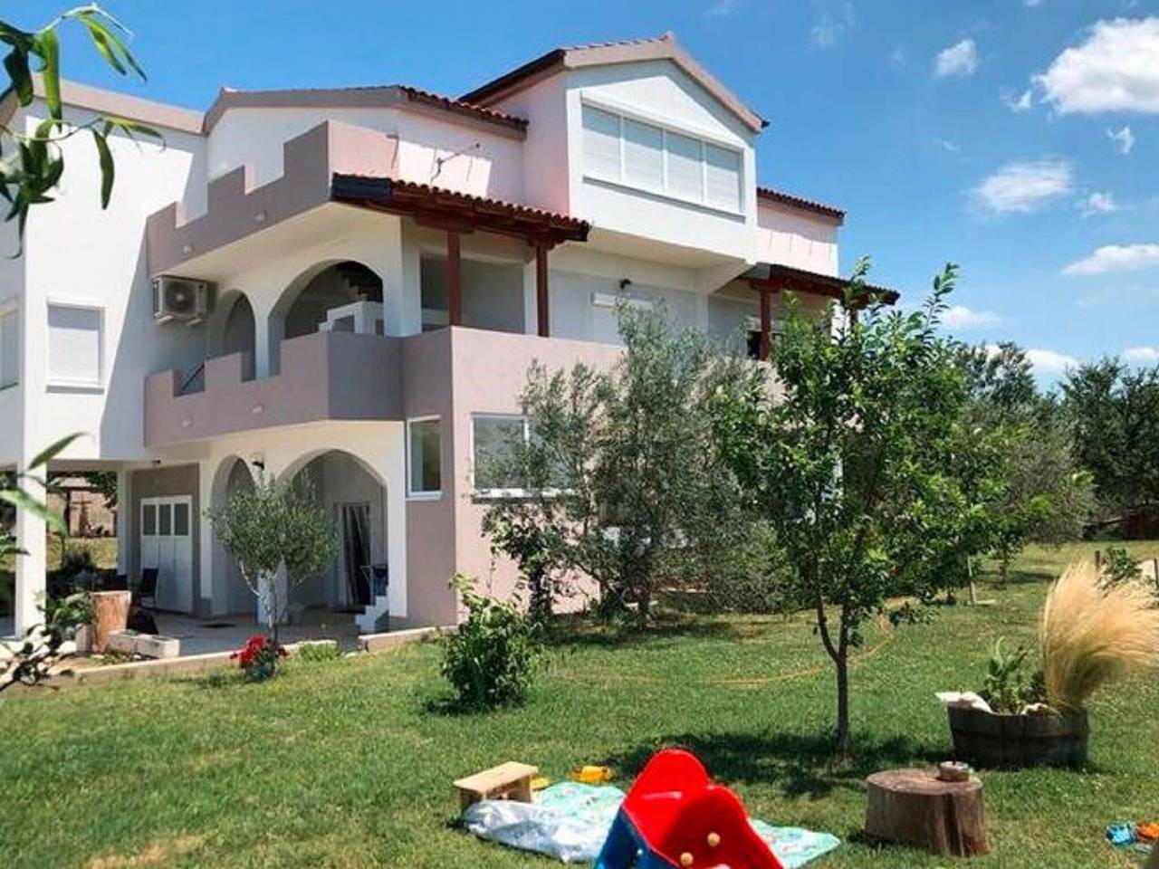 Ganze Wohnung, Wohnung in Radovin am Strand in Ljubac, Zadar