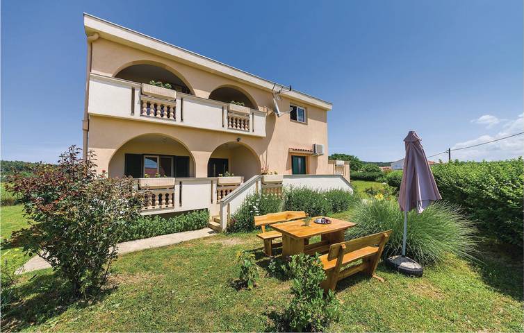 Ganze Ferienwohnung, Apartment mit Meerblick, Terrasse, Küche und WLAN – 1 km zum Strand in Ljubač (Dalmatien), Zadar