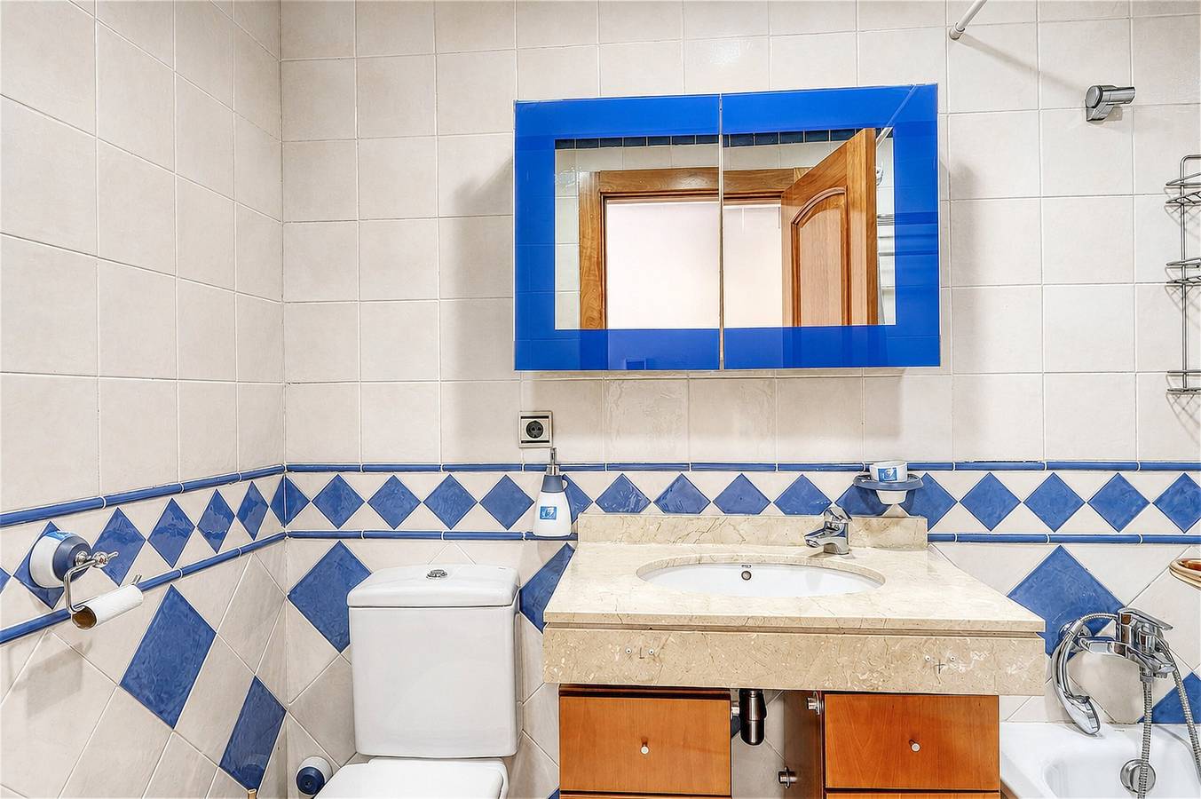 3160 Élégante Maison en Bord de Mer in Las Chapas, Marbella