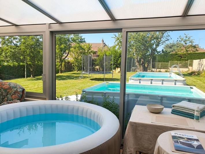 Gîte pour 12 personnes, avec Jacuzzi et Terrasse ainsi que Jardin et Piscine à Pusignan