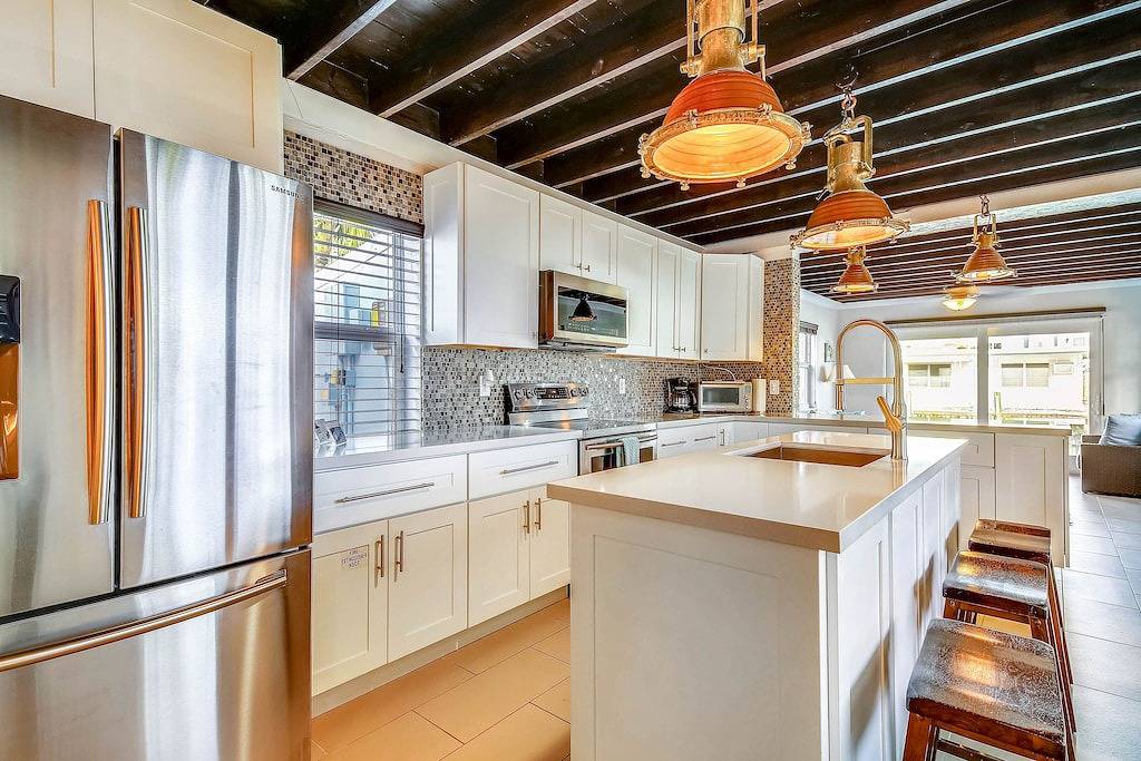 Neue Auflistung! Neu renoviertes Haus am Kanal mit privatem Pool. in Marathon, Monroe County