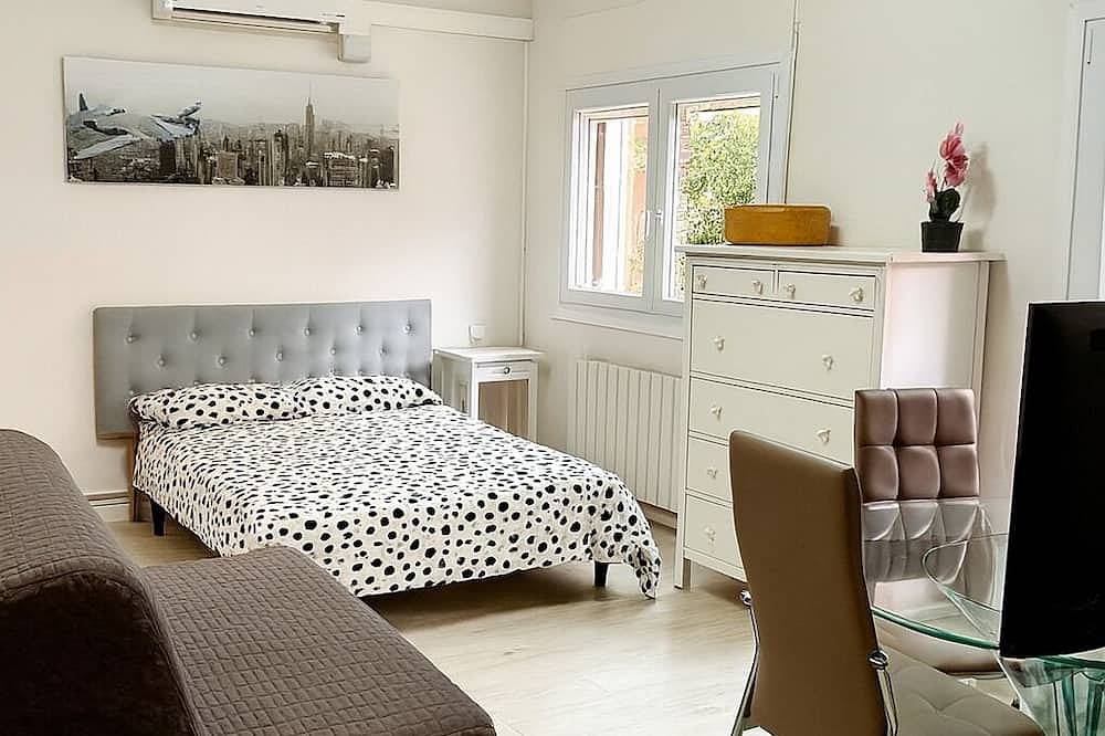 Entire apartment, Charming three bedroom apartment, a few steps from the sea! in Sant Adrià de Besòs, Barcelonès