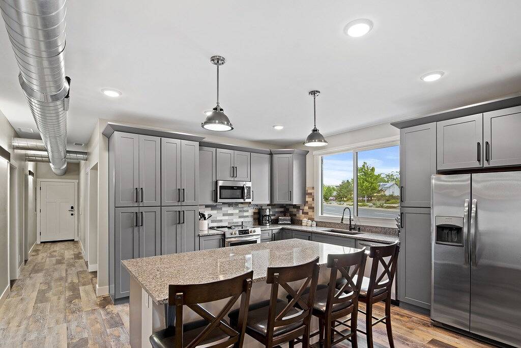 \"The Juniper\"-Gathering Tree's Ultimate 12 suite Downtown Group Stay in Flagstaff, Coconino Nationalwald