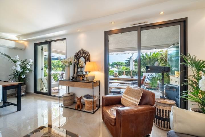 Appartement entier, Appartement 'Les Hauts De Vaugrenier' avec terrasse privée et Wi-Fi in Villeneuve-Loubet, Côte méditerranéenne (France)