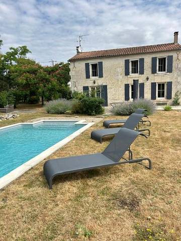 Cottage pour 6 personnes, avec piscine ainsi que jardin et vue, adapté aux familles à Marsais