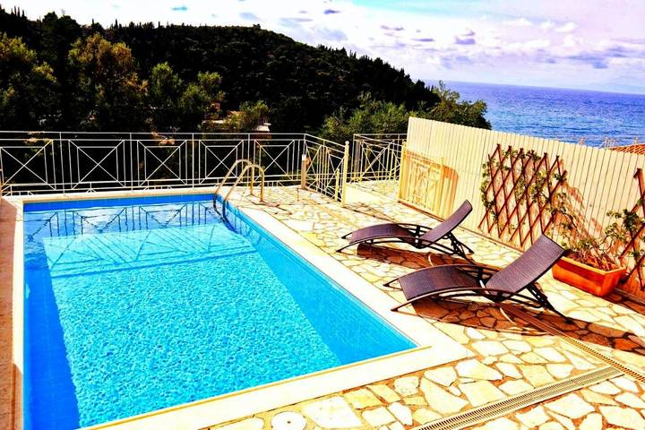 Villa voor 6 personen, with terras and uitzicht as well as zwembad in Agios Nikitas