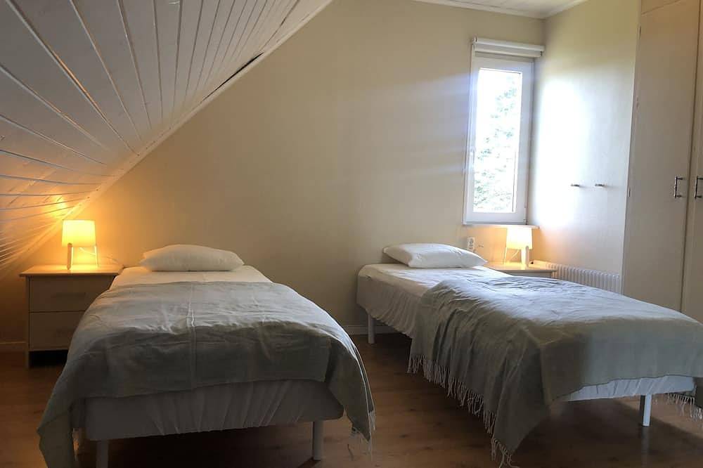 Big house with wifi, sleeps 8. 4 mins from Isaberg skiing, Mtb and golf course. in Nissafors, Isaberg