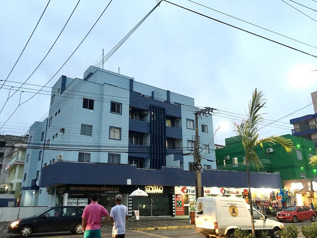 Ganze Wohnung, Große und komfortable Wohnung an der Hauptstraße, einen Block vom Meer entfernt, mit Luft und Wifi in Bombinhas, Litoral Catarinense