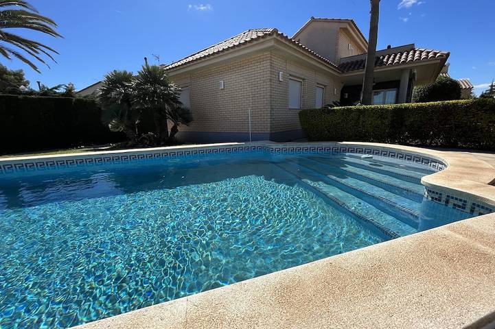 Villa für 8 Personen, mit Balkon und Garten in Riumar