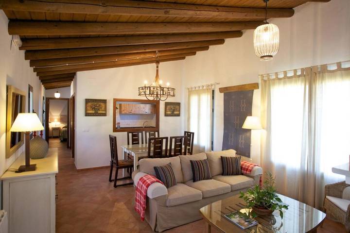 Apartamento para 4 personas, con Terraza y Jardín además de Piscina y Vistas en Higuera de la Sierra