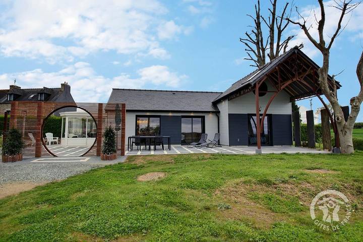 Gîte pour 2 personnes, avec Terrasse ainsi que Jardin et Vue à Plouaret