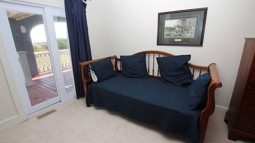 Vacation rental for 18 people, with hot tub and pool as well as terrace in Corolla