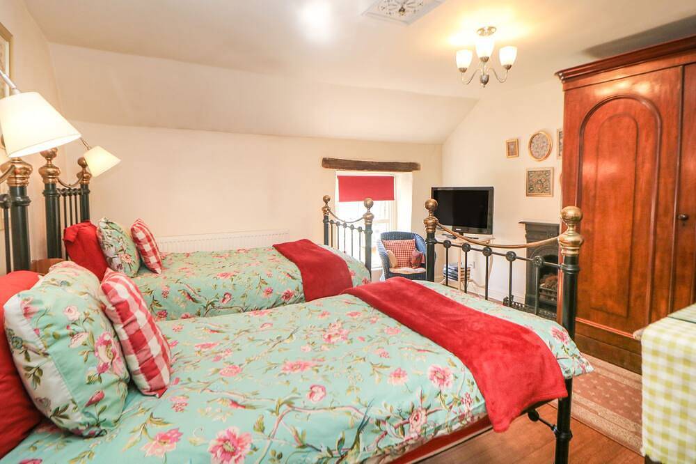 Clematis Cottage, family friendly, with a garden in Baslow in Baslow and Bubnell, Derbyshire