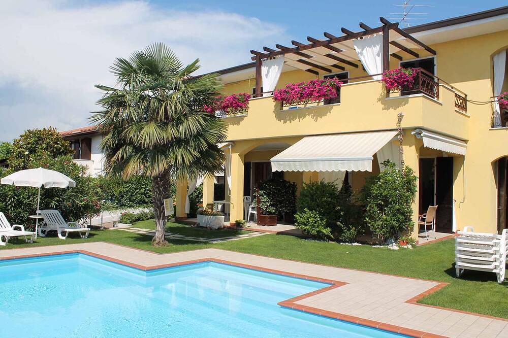 Apartamento entero, Apartamento de vacaciones con piscina exterior y Wifi in Lazise, Montañas Garda