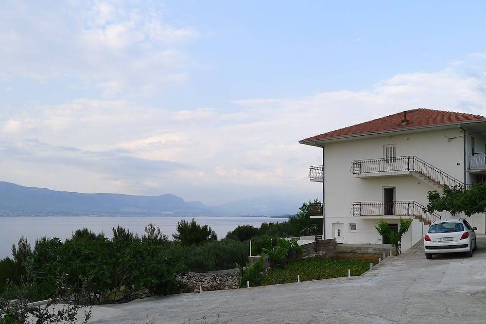 Ganze Wohnung, 1-Zimmer-Ferienwohnung mit Terrasse und Meerblick Slatine, Ciovo in Slatine, Ciovo